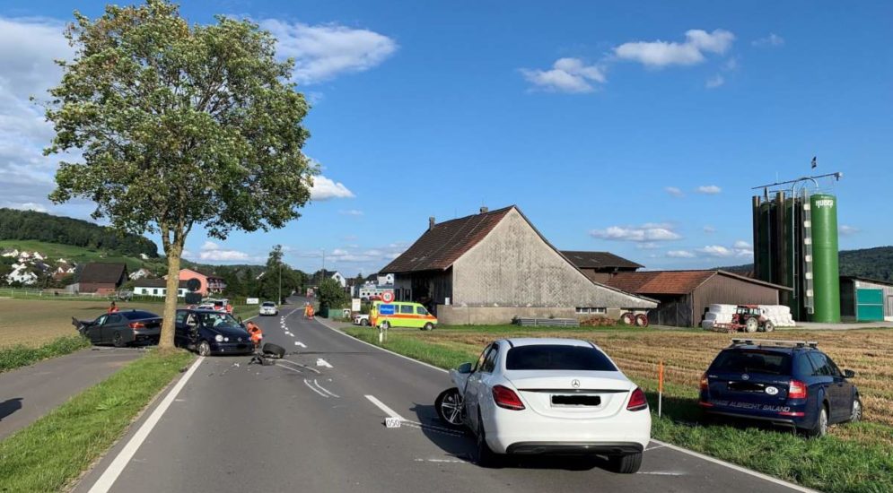 Otelfingen ZH: Heftiger Unfall Zwischen Vier Autos | Polizei-Schweiz.ch