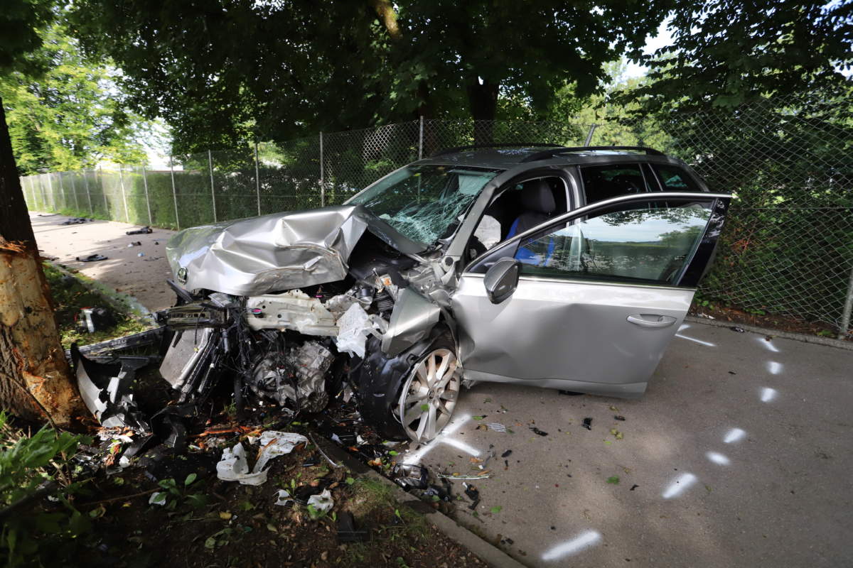 Unfall In Der Stadt St Gallen Mann Kracht Nach Schwacheanfall In Baum Polizei Schweiz Ch