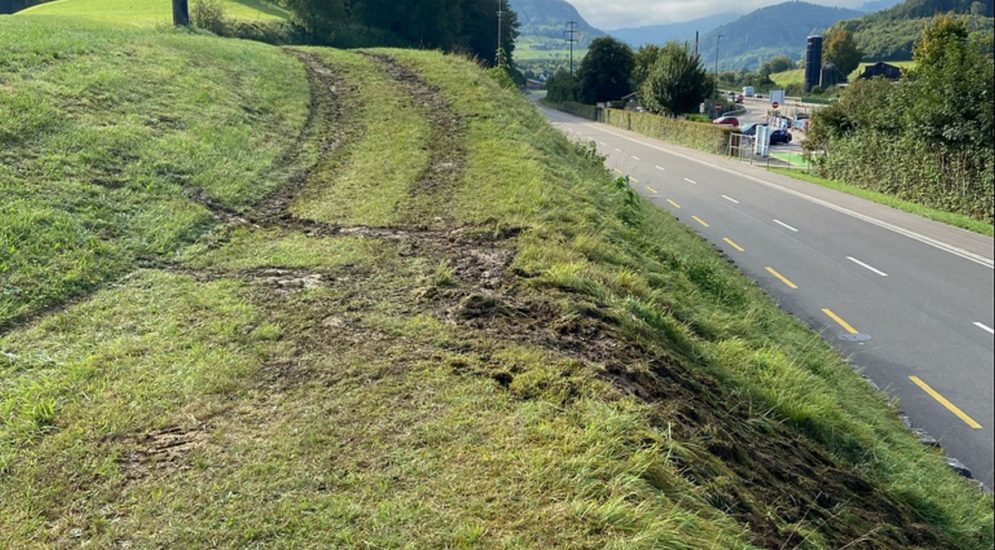 Tenniken Bl Traktor Bei Unfall Auf Feldweg Gekippt Polizei Schweiz Ch