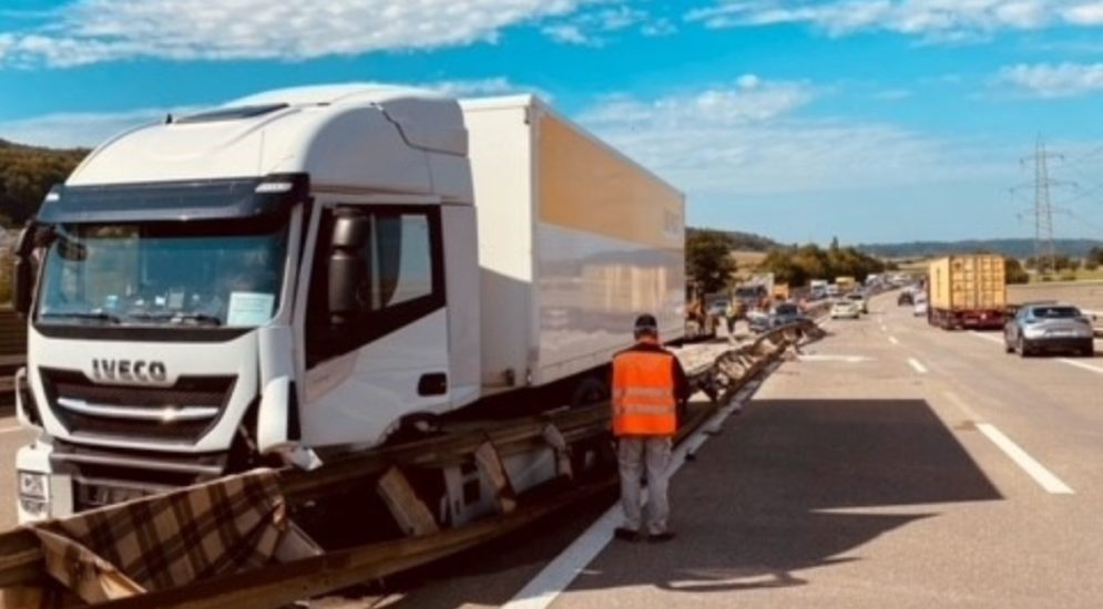 Unfall A3 Zeiningen Ag Lkw Fahrer Kollidiert Mit Auto Und Wird Anschliessend Reanimiert Polizei Schweiz Ch