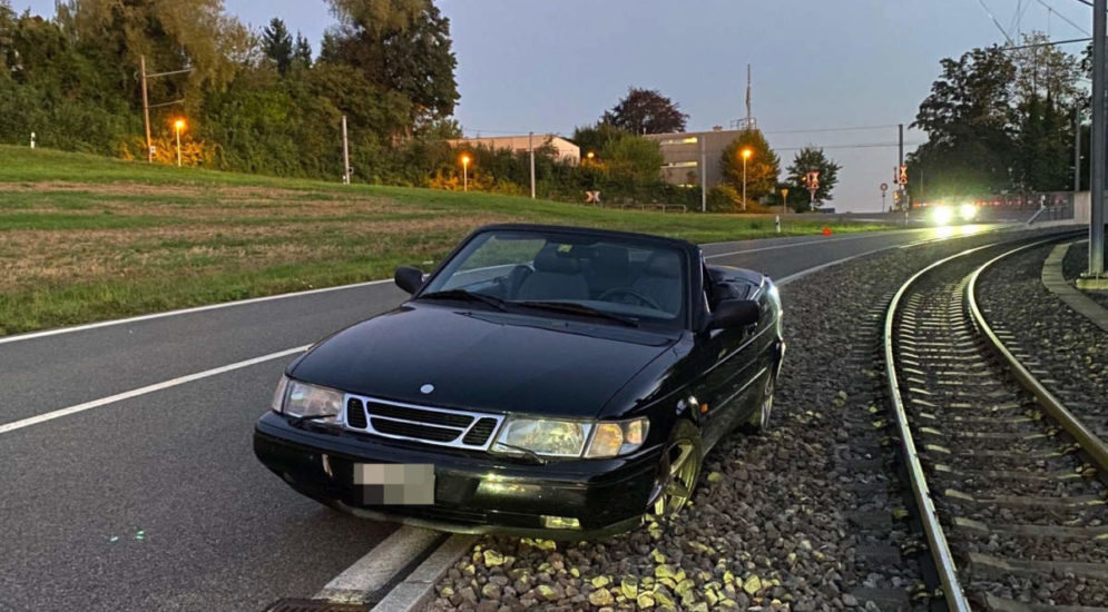 Unfall Zufikon Ag Junglenker Schleudert Uber Strasse Und Landet Auf Gleis Polizei Schweiz Ch