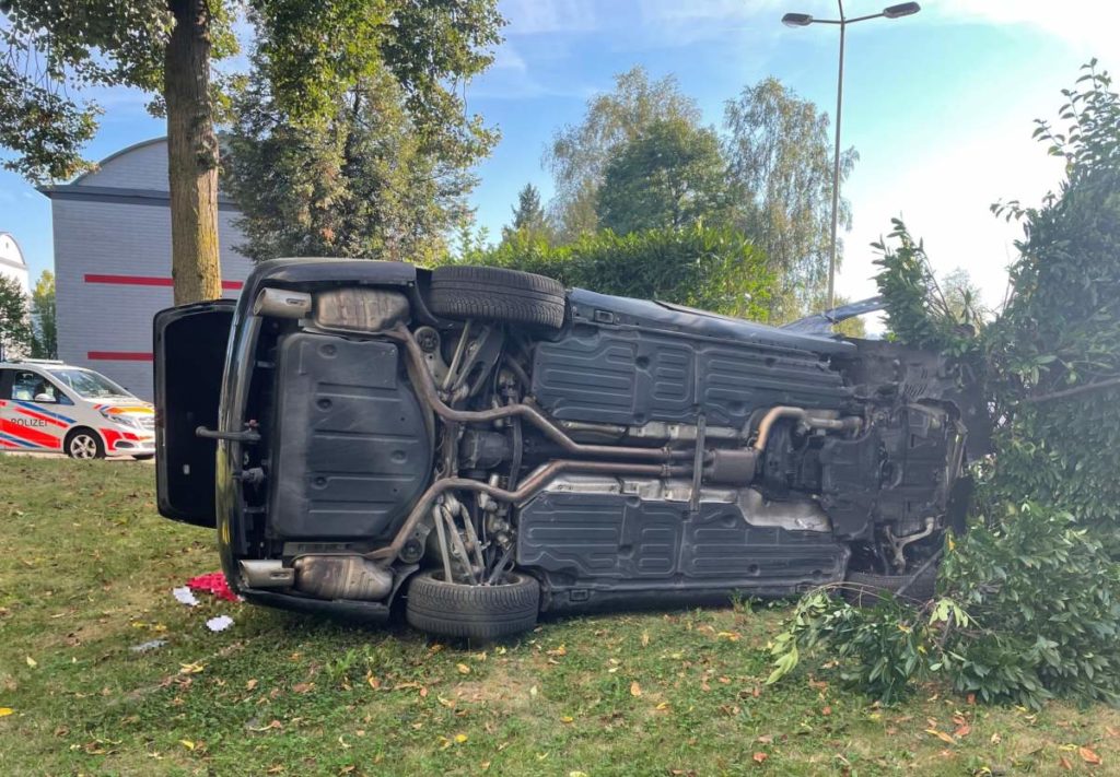 Volketswil Zh Autofahrer 43 Bei Unfall Im Fahrzeug Eingeklemmt Polizei Schweiz Ch