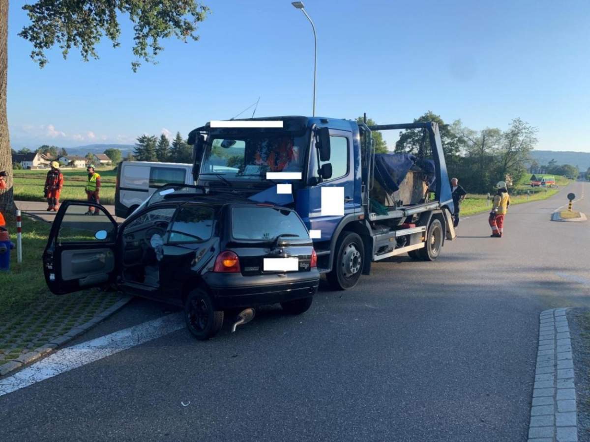 Dietlikon Autolenker Bei Unfall Mit Lastwagen Verletzt Polizei Schweiz Ch