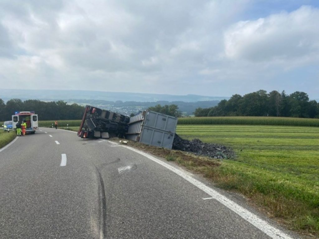 Unterlunkhofen Mit Schrott Beladener Lastwagen Bei Unfall Gekippt Polizei Schweiz Ch