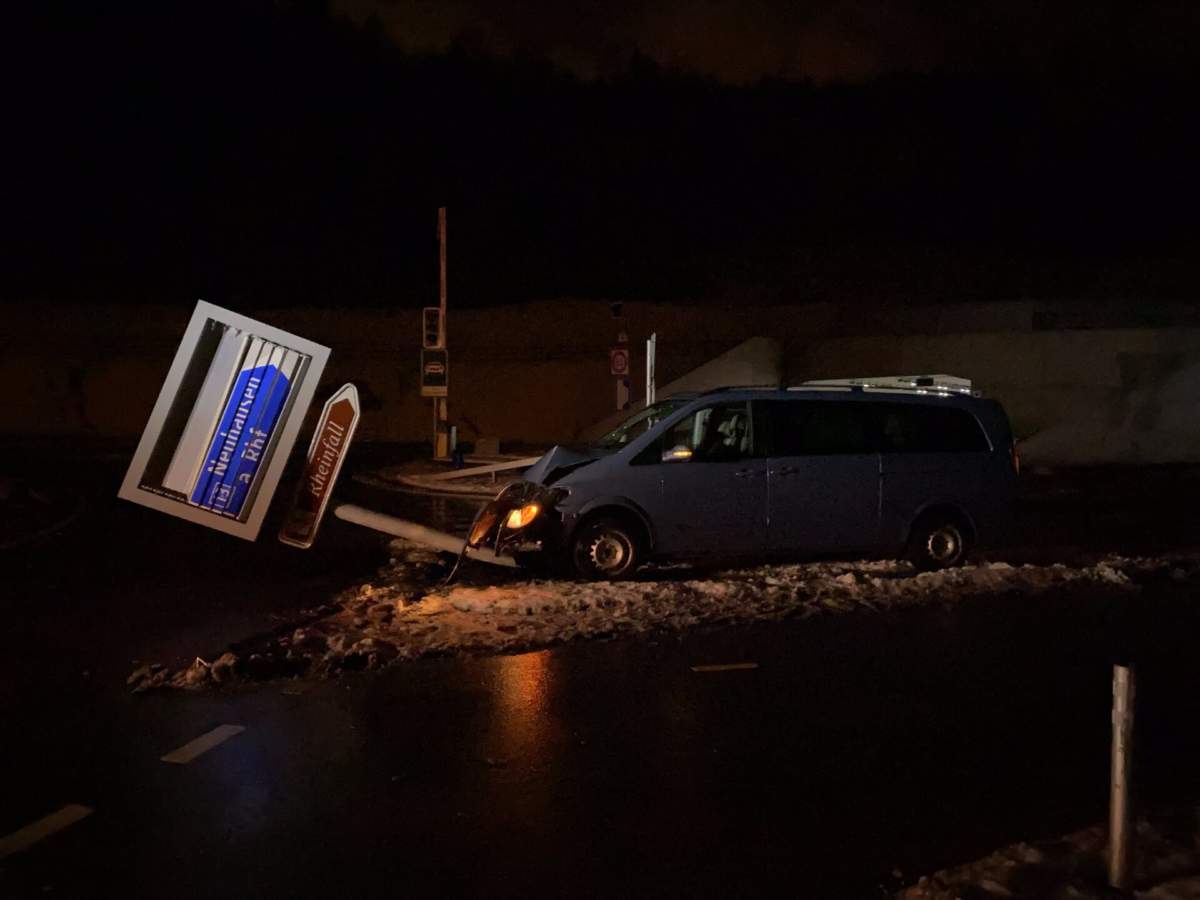 Unfall Neuhausen Am Rheinfall: Fahrunfähig Frontal Gegen Signaltafel ...