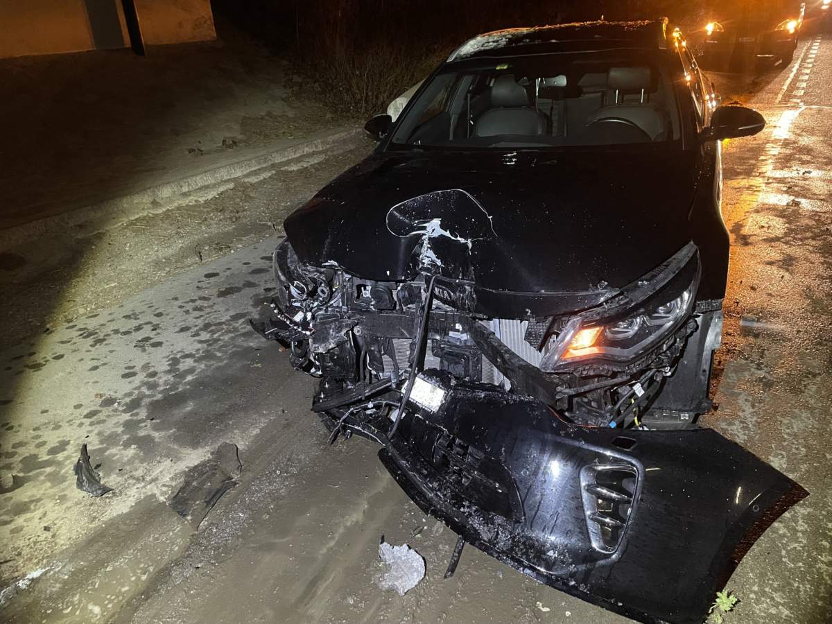 oberwinterthur zh car driver crashes into concrete pillars in an accident archyworldys