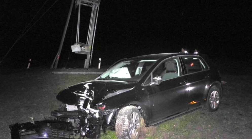 Unfall Steinen SZ: Mit Auto In Strommasten Geprallt | Polizei-Schweiz.ch