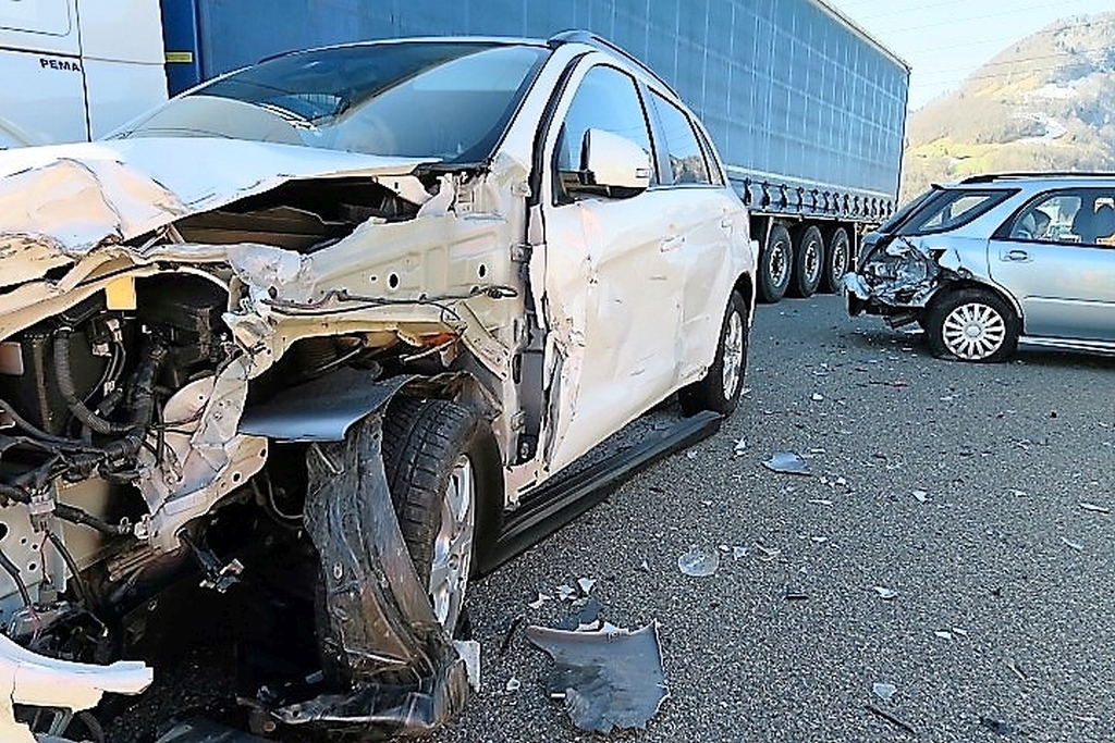 Unfall Niederurnen GL - Senior verursacht Crash auf der A3