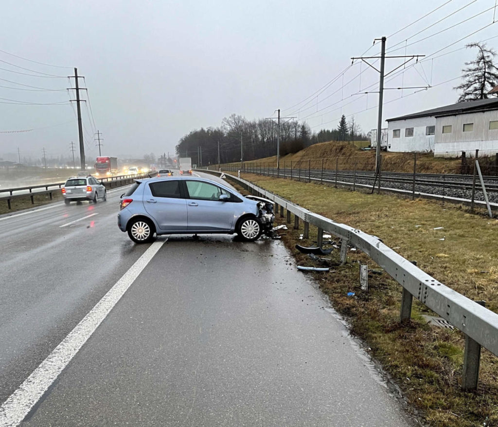 Sirnach: Bei Unfall auf der A1 über die Fahrbahnen geschleudert