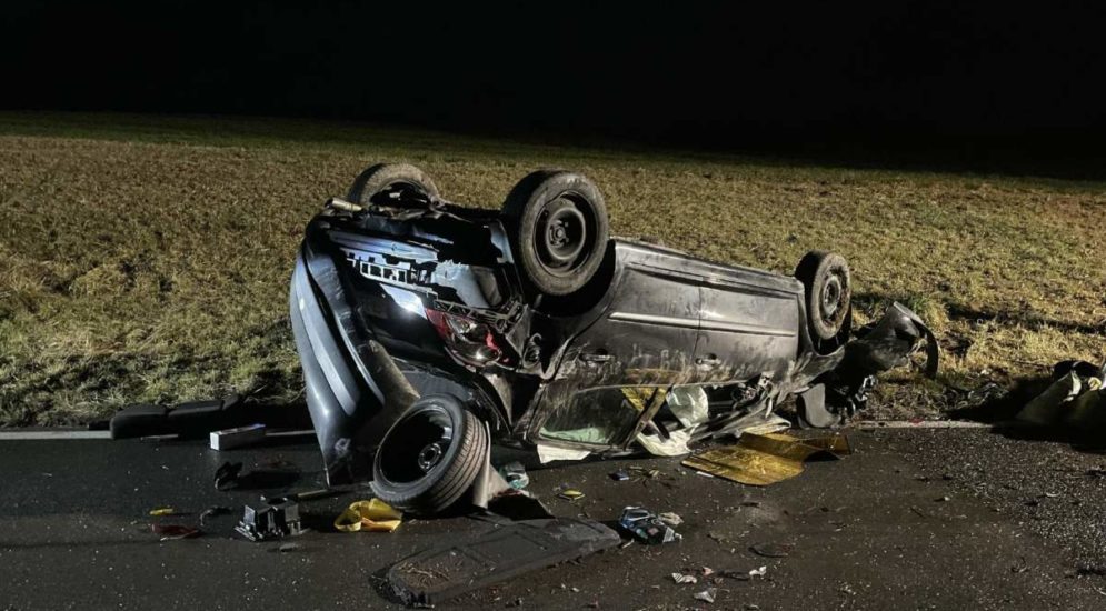 Auto Landet Bei Heftigem Unfall Auf Dem Dach