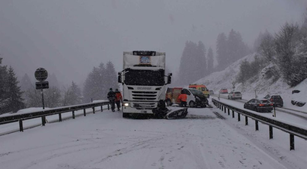 Flims GR: Lieferwagen bei Unfall mit Lastwagen kollidiert