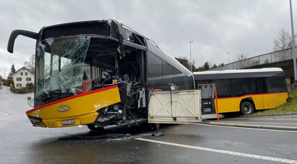 Moosleerau AG: Schwerer Unfall mit Postauto