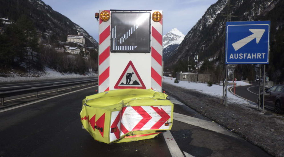 A2, Wassen: Lieferwagen kracht bei Unfall in Signalisationsanhänger