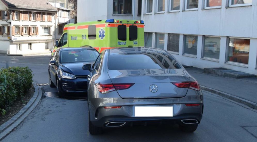 Herisau AR: Lenkerin lässt sich ablenken und baut Unfall