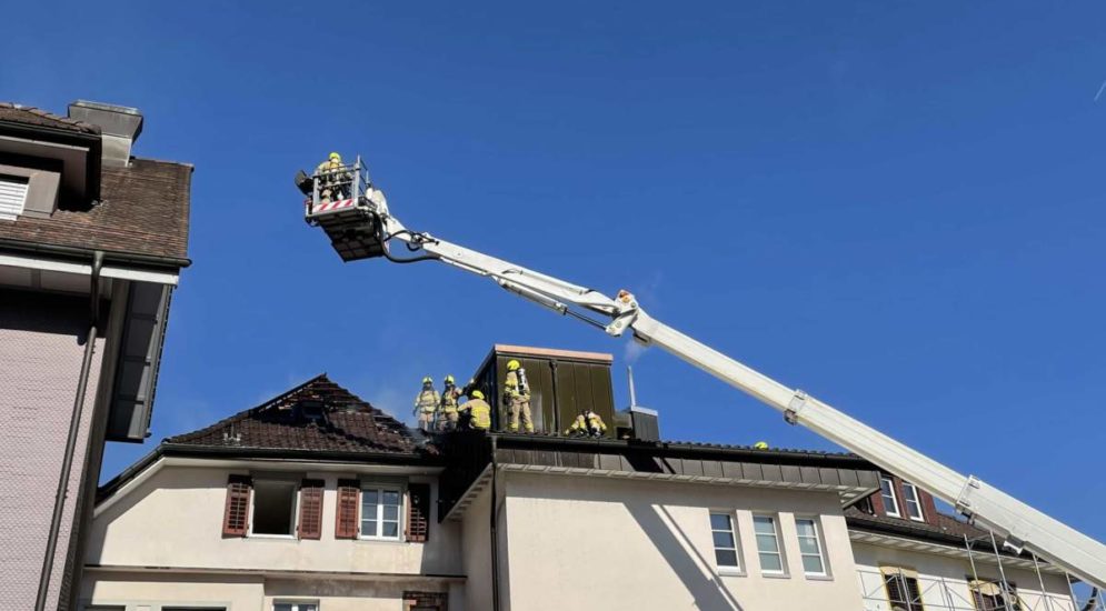 Siebnen SZ: Dach in Brand geraten