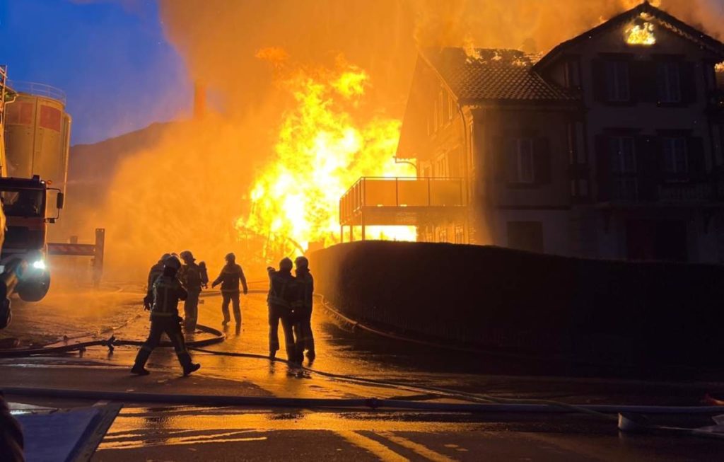 Alpnach Dorf OW - Drei Gebäude in Vollbrand