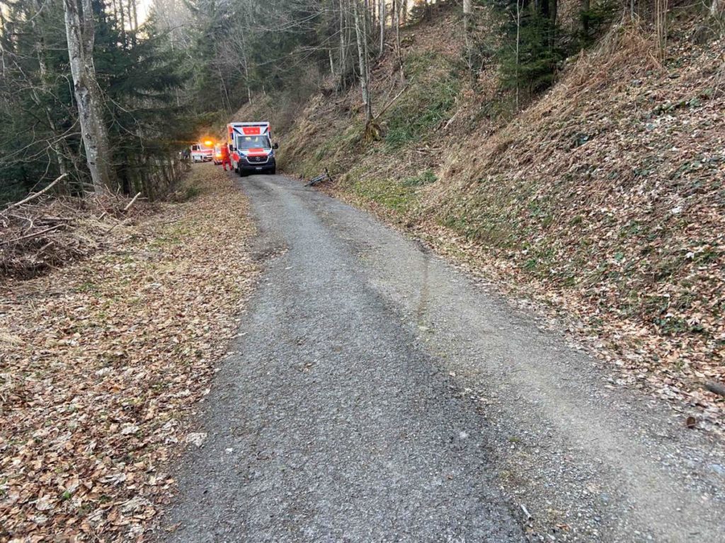 Auf dem Zugerberg musste am Freitagabend (04.03.22) ein Mountainbiker (43) nach einem schweren Unfall mittels Seilwinde geborgen werden.