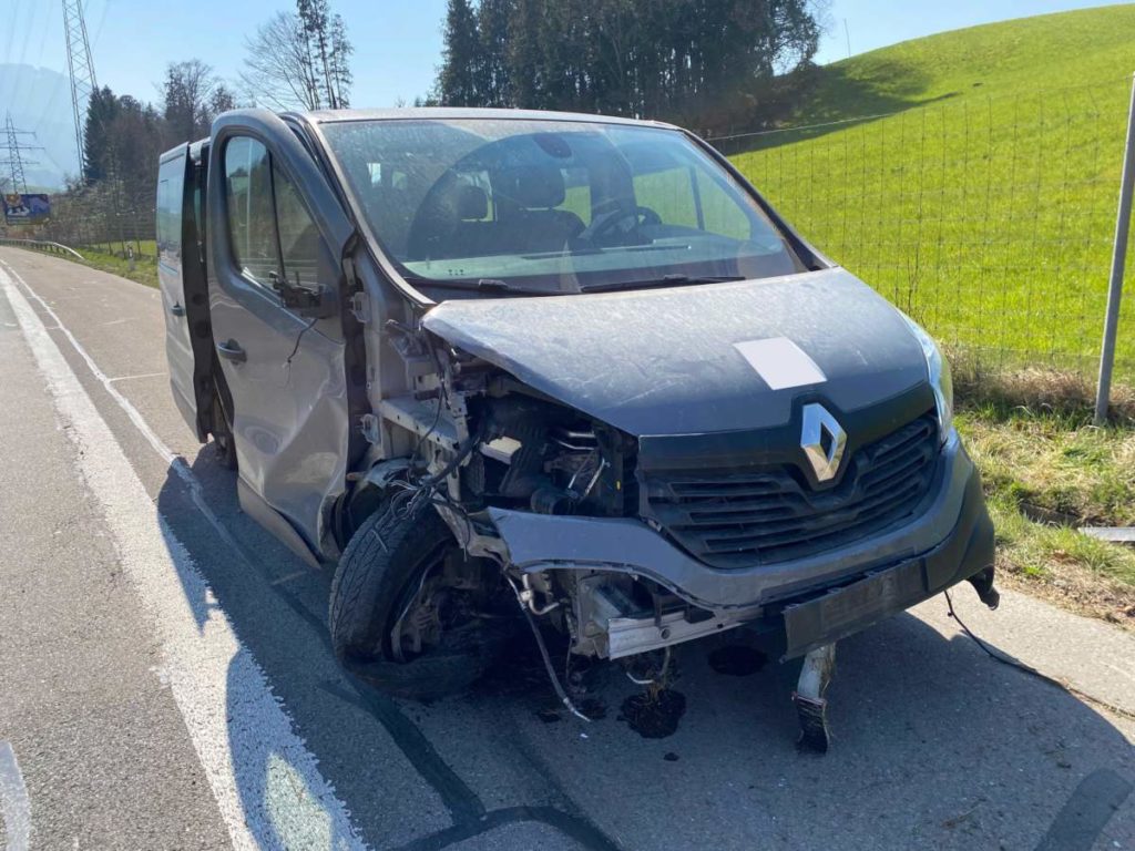 Risch Rotkreuz: Unfall mit Militärtransporter auf der Autobahn