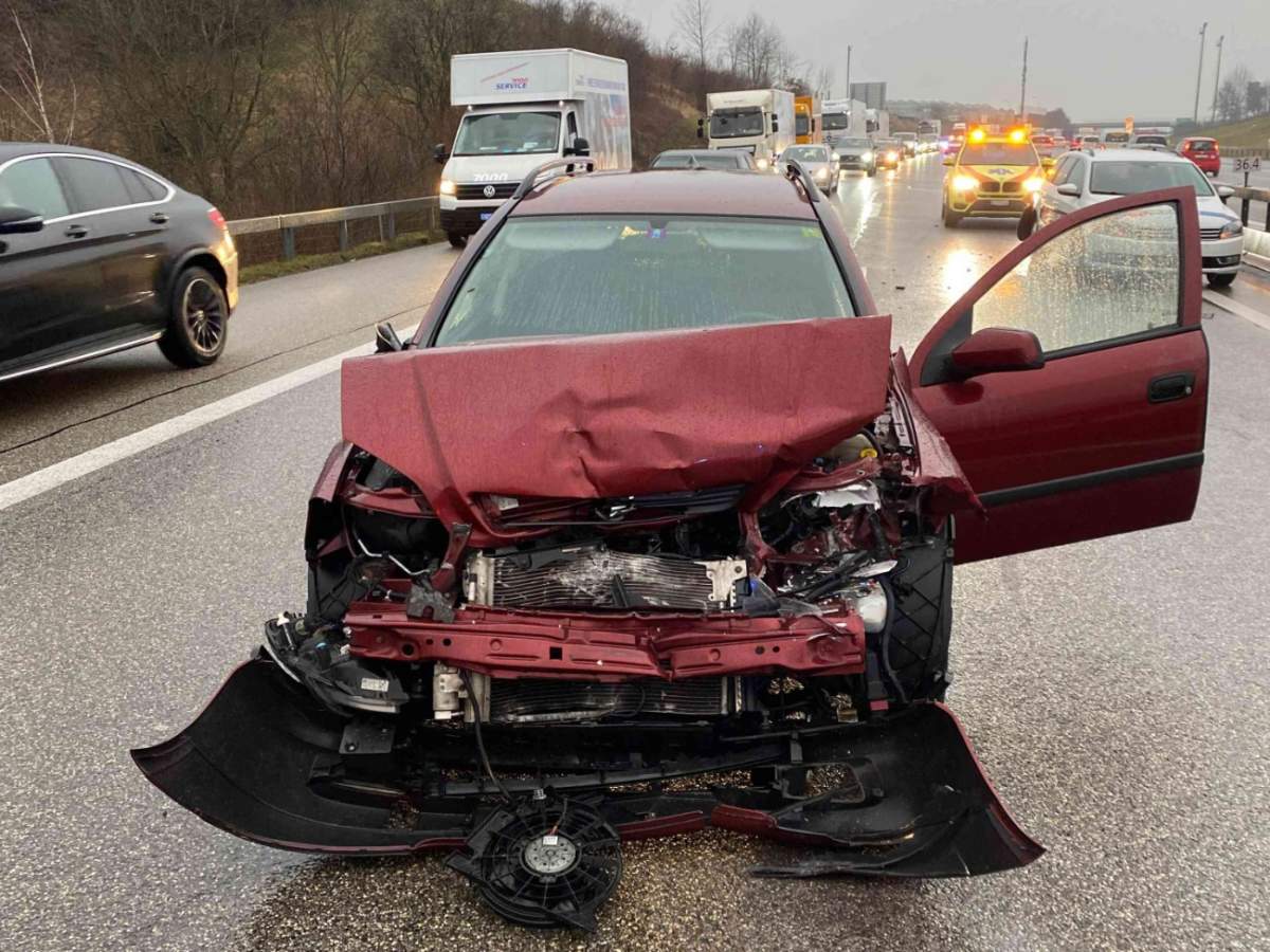 Oberbipp Autobahn A Stau Nach Unfall Mit Drei Fahrzeugen