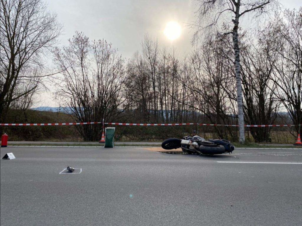 Riedikon ZH: Motorradfahrer (24) bei Unfall in Baum geprallt