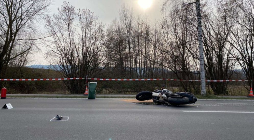 Riedikon ZH: Motorradfahrer (24) bei Unfall in Baum geprallt