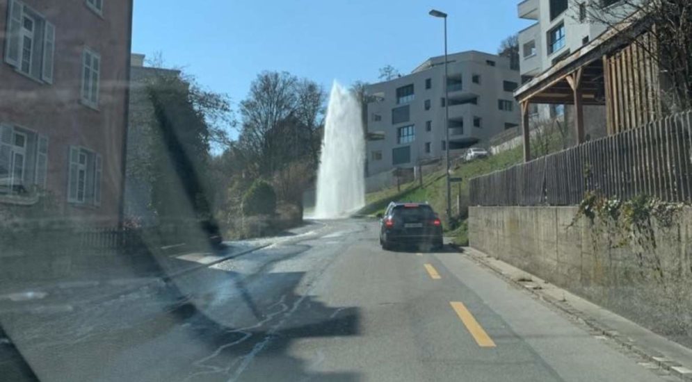 Hydrant umgefahren: Spektakuläre Wasserfontäne nach Unfall in Schaffhausen