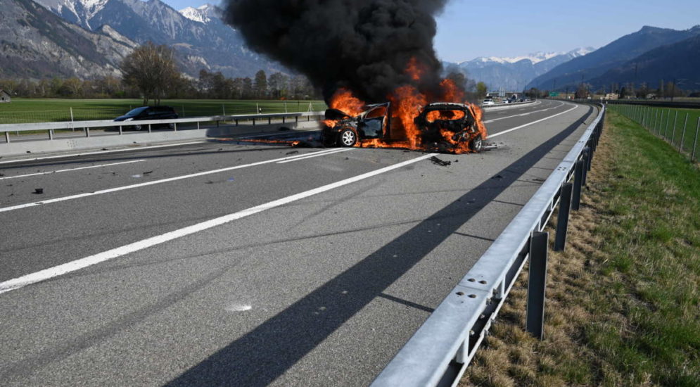 Vilters: Autos geraten nach Unfall auf der A13 in Brand