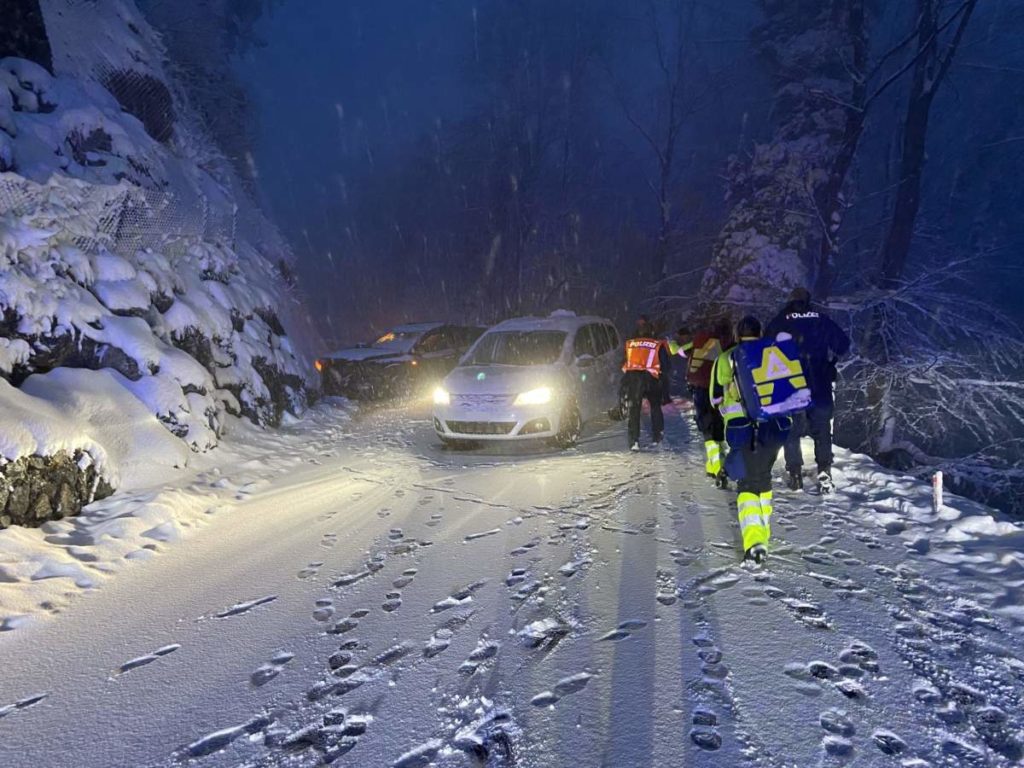 Hochwald SO: Unfall mit drei PW, Verletzter aufwendig geborgen