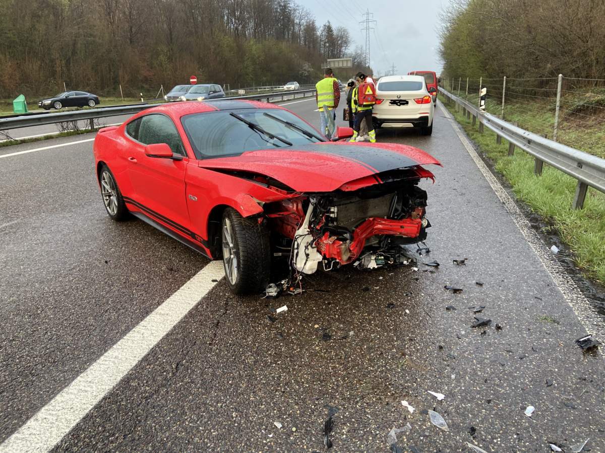 A Oftringen Ag Bei Unfall Ford Mustang Zerst Rt Kleinkind Im Spital