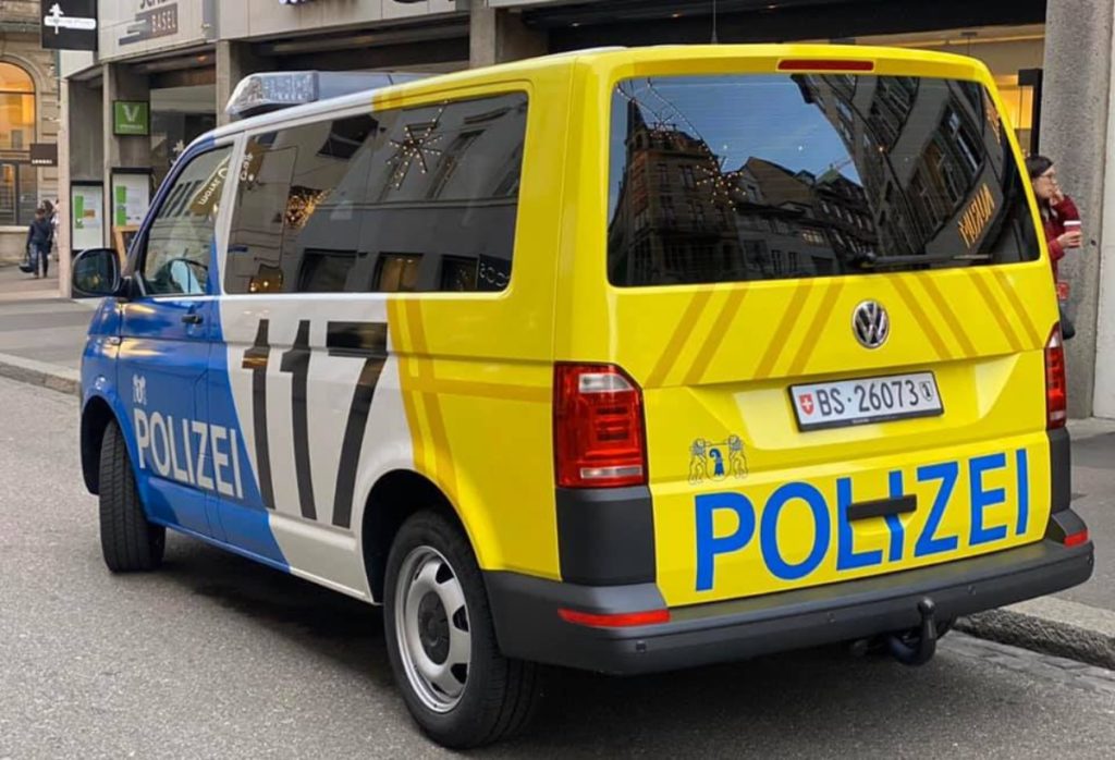 Basel: Velofahrer mit roter Mütze beschädigt Lieferwagen