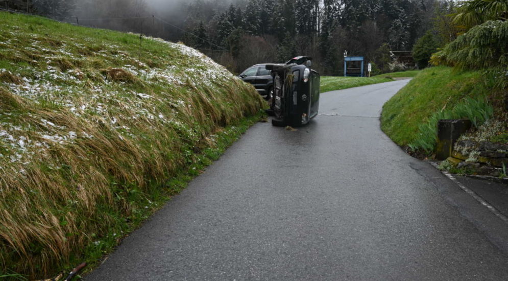 Unfall Berneck SG: Auto kippt auf Seite - Beifahrerin verletzt