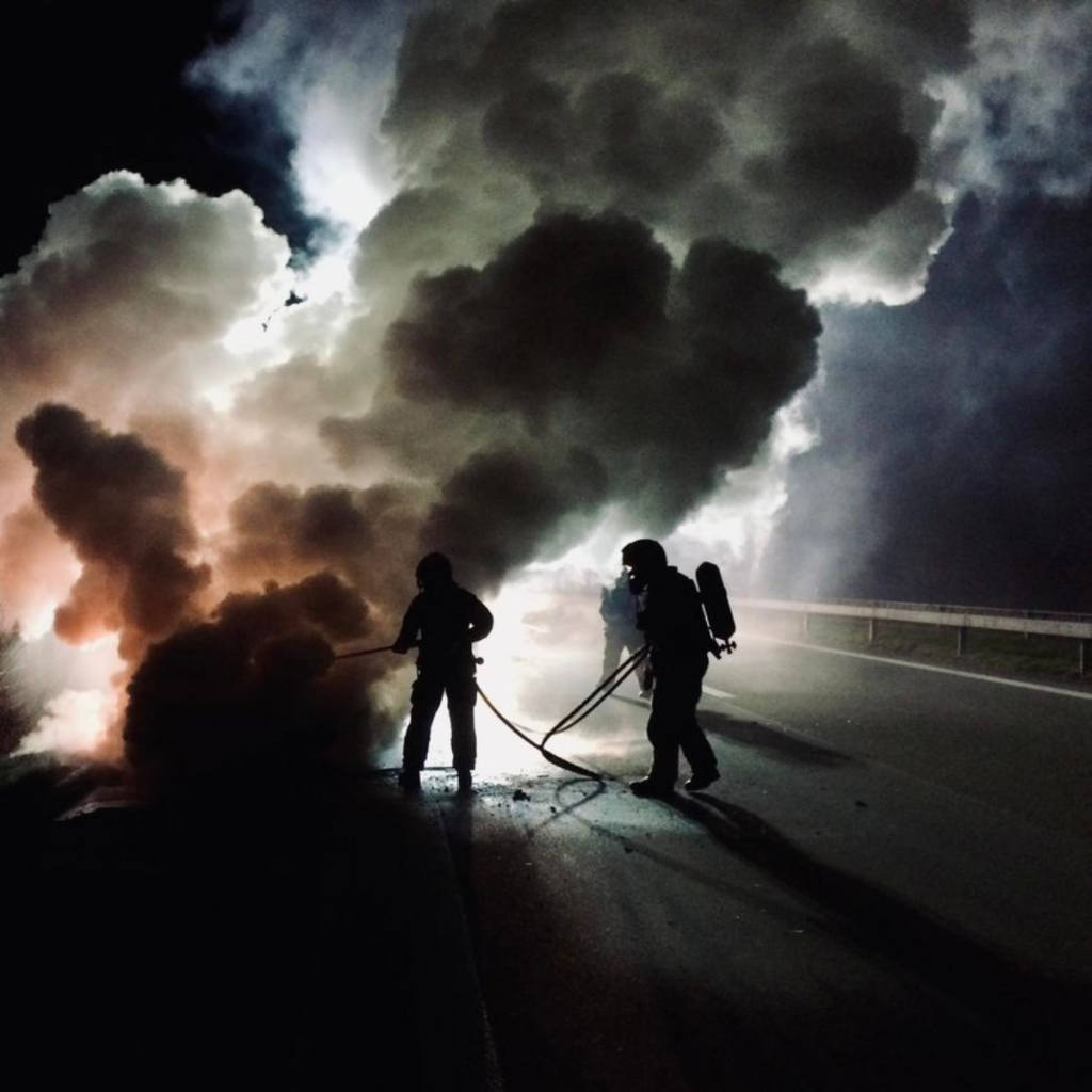 A6 Biel-Bern: Fahrzeug gerät in Vollbrand