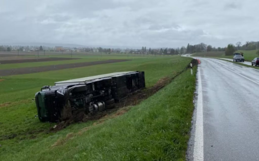 Bargen BE: LKW-Lenker baut Unfall und kippt