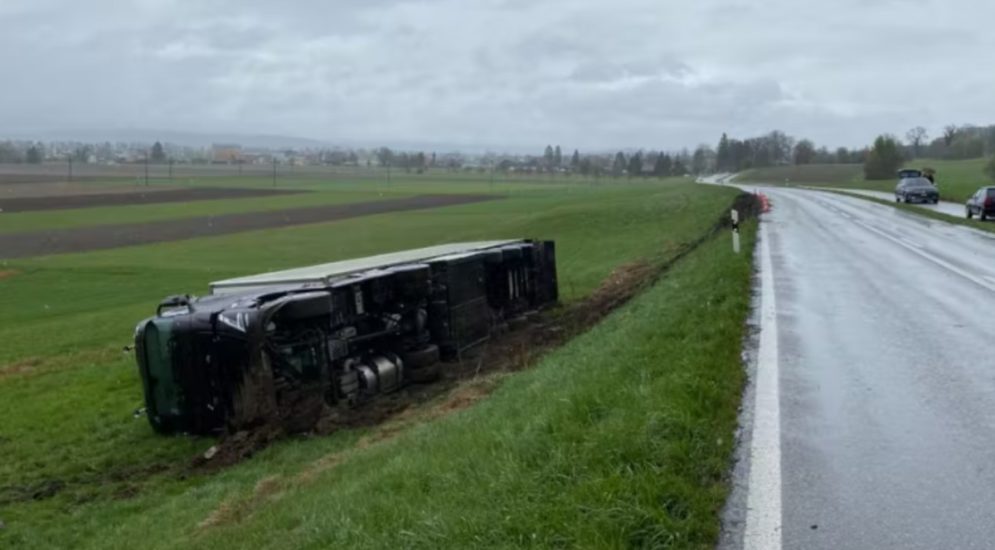 Bargen BE: LKW-Lenker baut Unfall und kippt