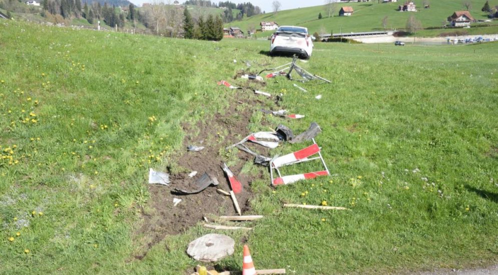 Einsiedeln SZ: Autolenker bei Unfall lebensbedrohlich verletzt