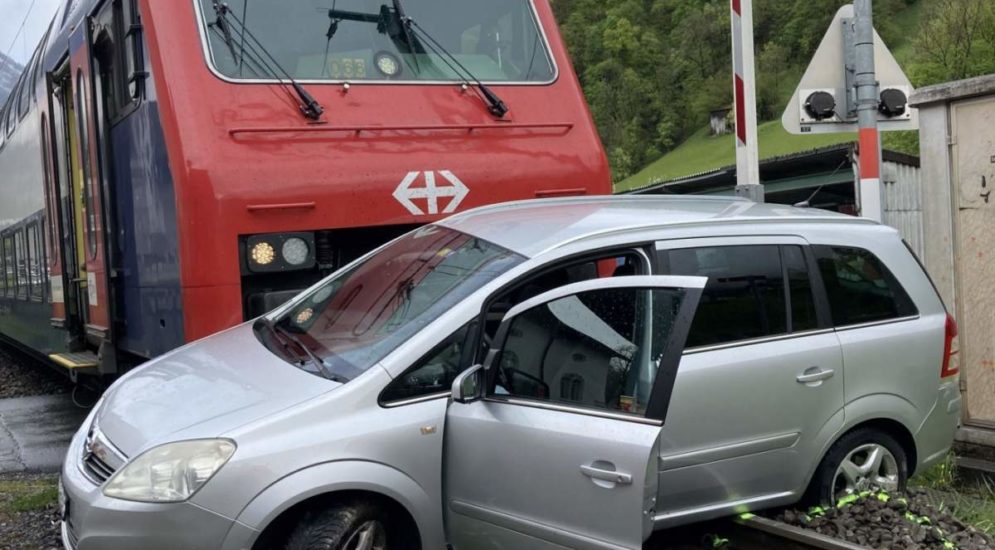 Unfall in Glarus: Crash zwischen PW und S-Bahn-Zug