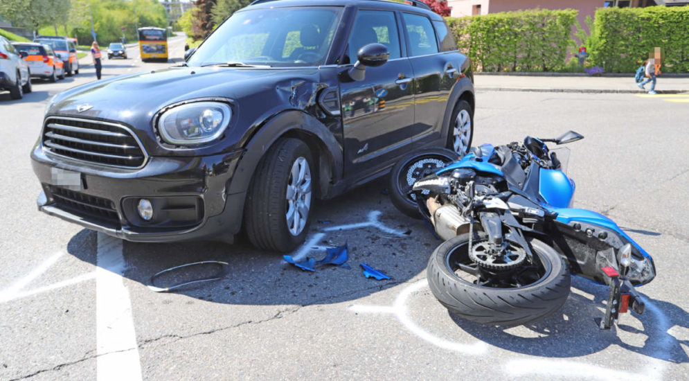 Stadt St.Gallen: Motorradfahrer bei Unfall von Auto erfasst