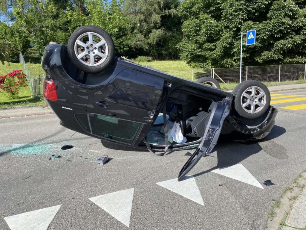 Aadorf TG - Strassensperre und zwei Verletzte bei heftigem Unfall