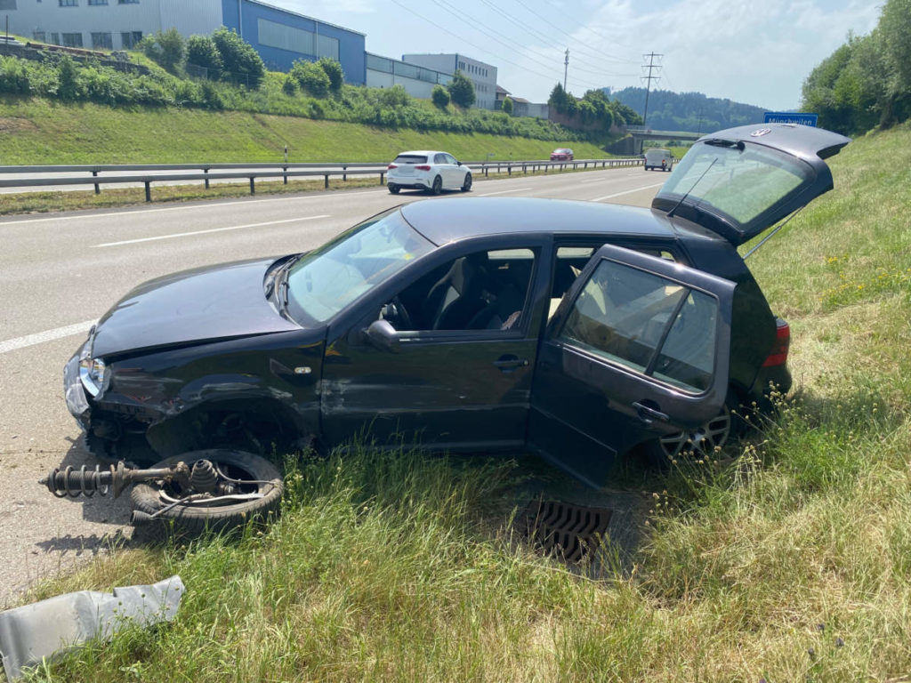 A1 Sirnach TG: Eingeschlafen und Unfall gebaut - Ausweis weg!