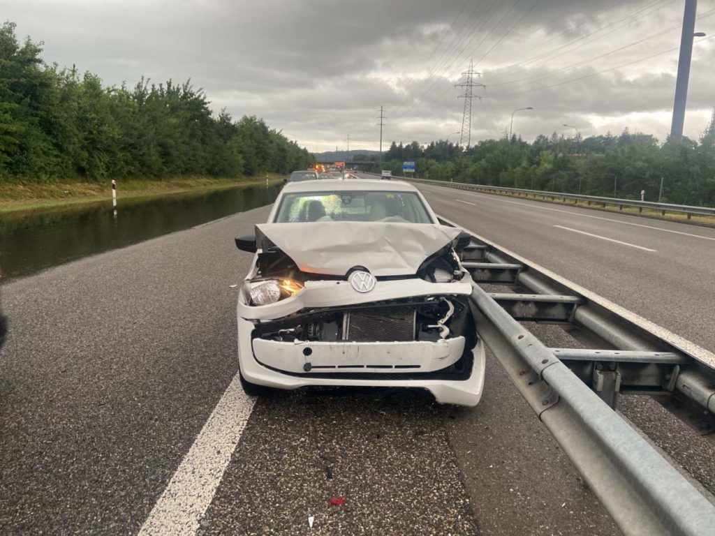 Oberentfelden AG - Unfälle wegen Starkregen auf der A1