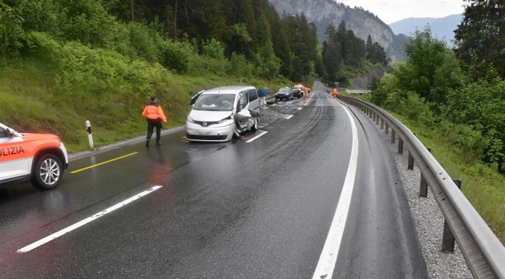 Heftiger Unfall in Flims - Mehrere Verletzte und dreimal Totalschaden