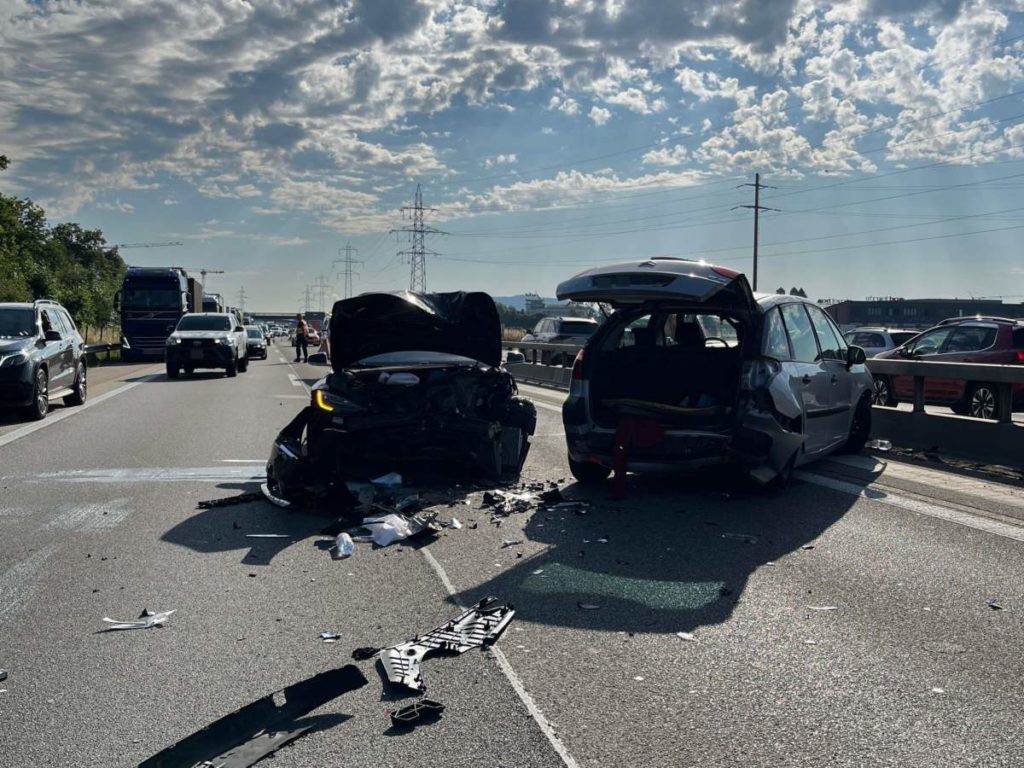 Oberbuchsiten SO: Drei Verletzte nach heftigem Unfall auf der A1