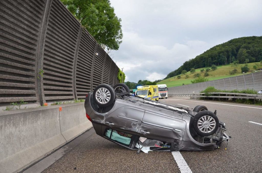 A2; Zunzgen: Junge Autolenkerin donnert bei Unfall in Mittelleitplanke