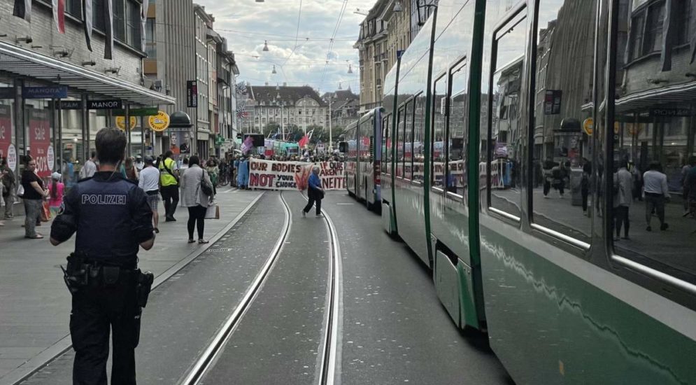 Unbewilligte Demo blockiert ÖV in Basel