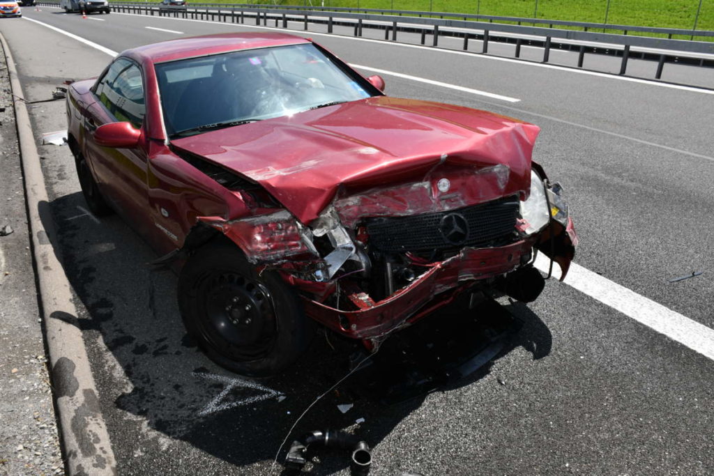 Buochs NW: Bei Unfall auf A2 einmal um die eigene Achse gedreht