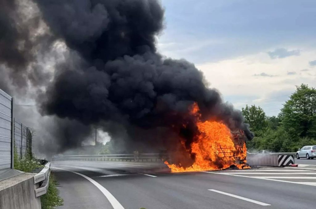 A2, Ebikon LU: Linienbus wegen technischer Ursache in Brand geraten