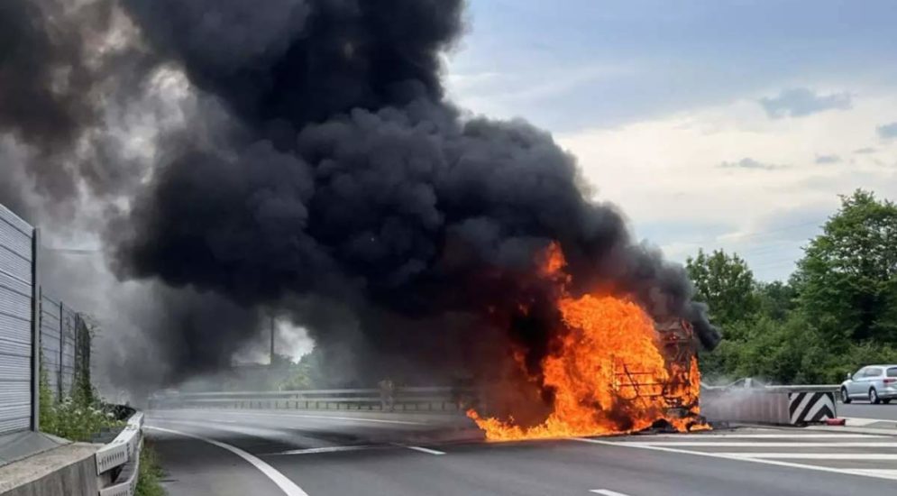 A2, Ebikon LU: Linienbus wegen technischer Ursache in Brand geraten