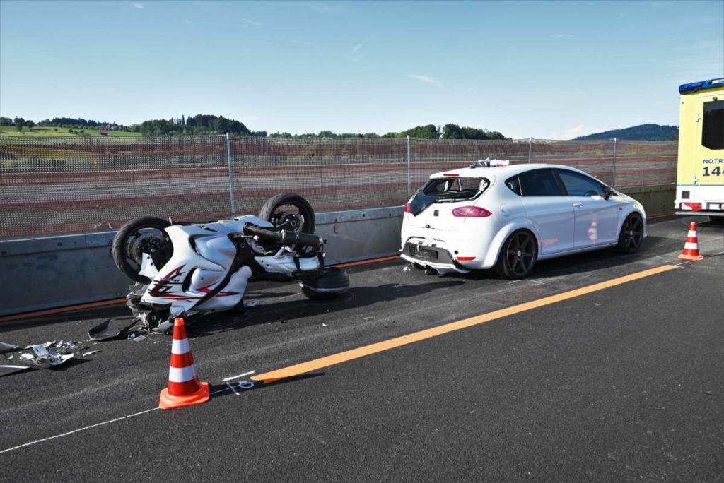 St.Gallen: Motorradfahrer kracht bei Unfall auf A1 in Autoheck