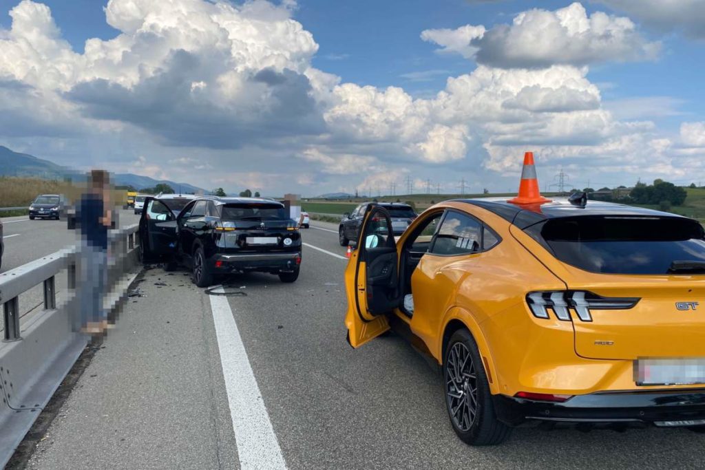 Oberbipp BE: Unfall mit vier beteiligten Fahrzeugen auf der A1