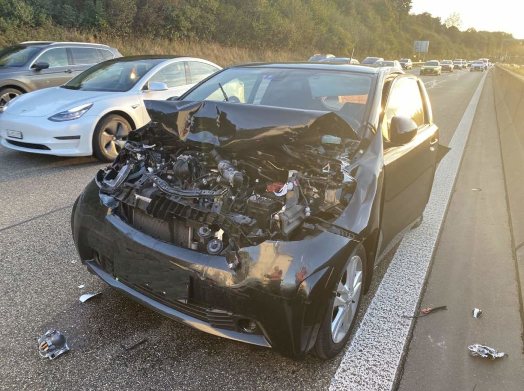 Unfall mit drei Fahrzeugen auf der Autobahn A2